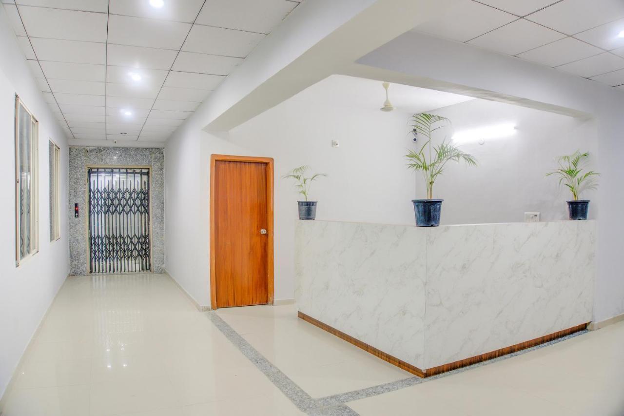 Oyo 75173 Hotel Regency Сурат Экстерьер фото
